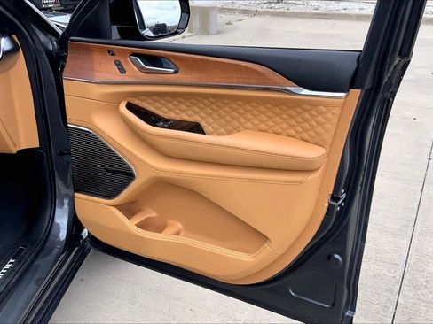 Used 2025 Jeep Grand Cherokee Summit image 23