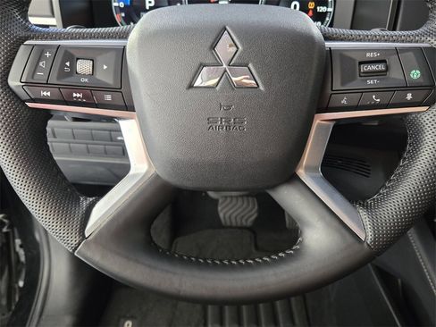 Used 2023 Mitsubishi Outlander SE image 27