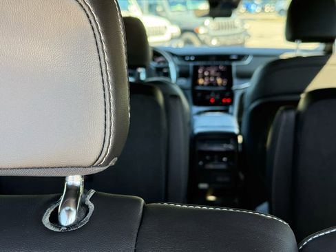 New 2025 Jeep Grand Cherokee L Laredo image 12