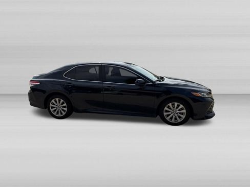 Used 2020 Toyota Camry LE FWD image 3