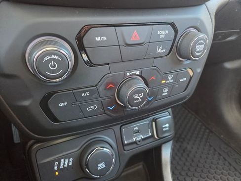 Used 2022 Jeep Renegade Latitude w/ Sun/Sound Group image 14