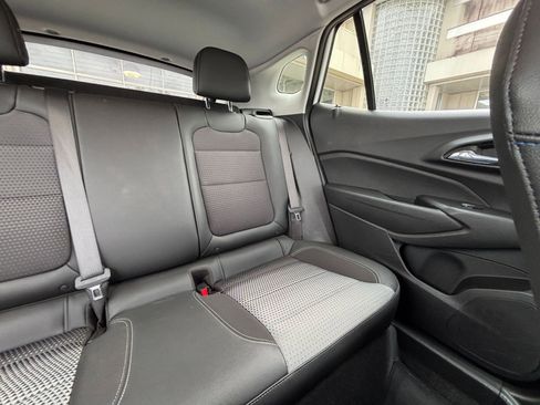 Used 2025 Chevrolet Trax LT image 38