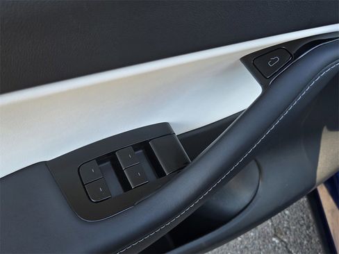 Used 2021 Tesla Model Y Long Range image 10