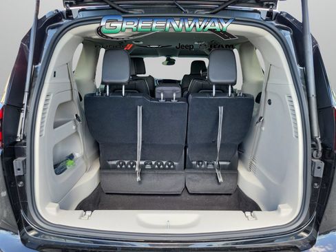 Used 2023 Chrysler Pacifica Touring-L FWD image 7