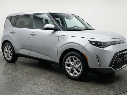 Used 2025 Kia Soul LX w/ LX Technology Package FWD image 1