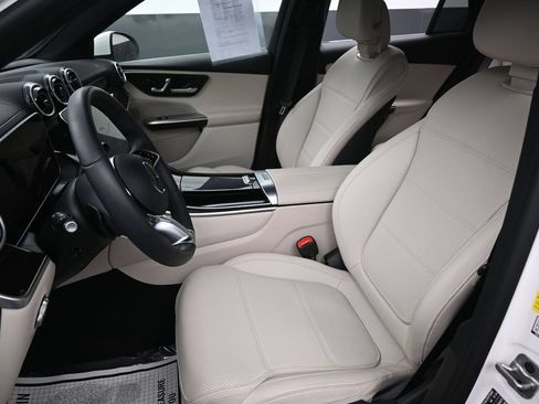 Used 2025 Mercedes-Benz GLC 300 4MATIC image 24