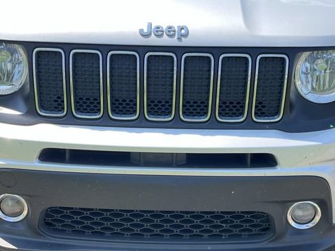 Used 2020 Jeep Renegade Latitude FWD image 8