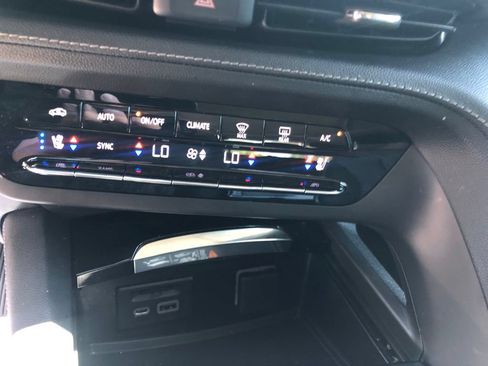 Used 2023 Buick Envision Avenir FWD image 30