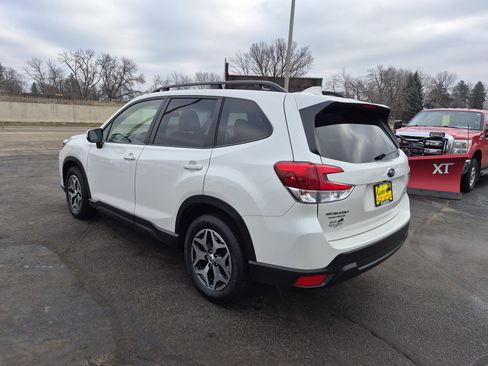 Used 2022 Subaru Forester Premium image 6