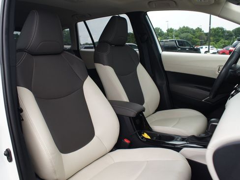 Used 2023 Toyota Corolla Cross XLE w/ Convenience Package FWD image 23