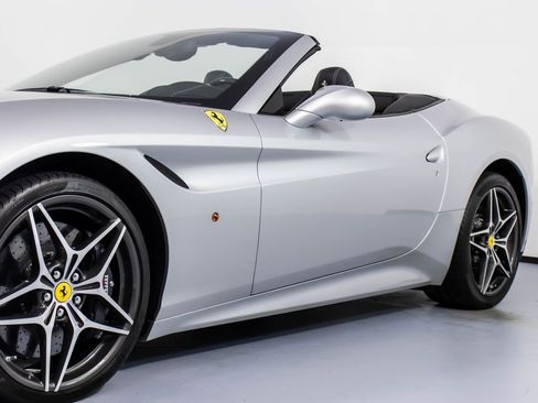 Used 2016 Ferrari California T image 31