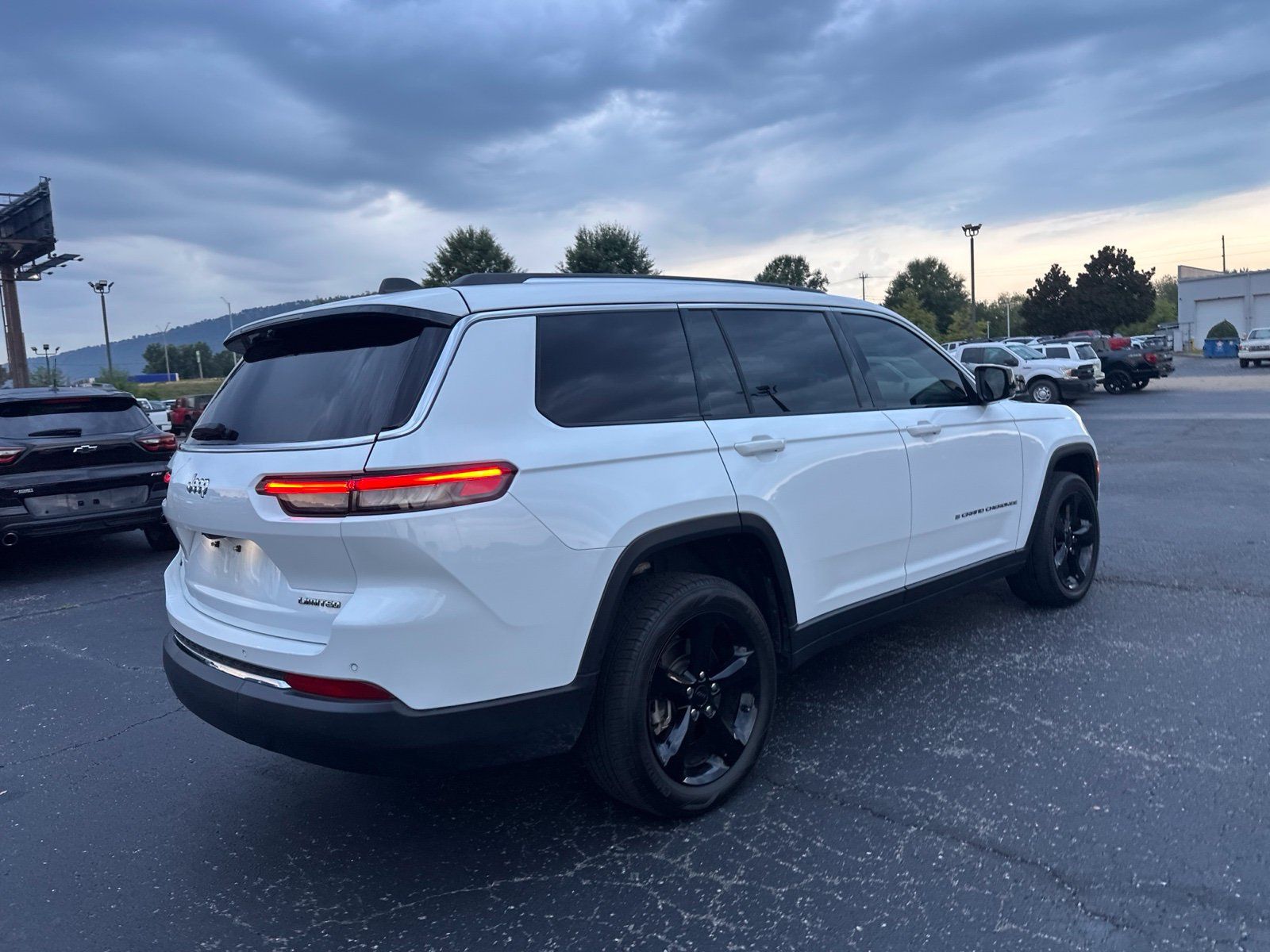Used 2022 Jeep Grand Cherokee L Limited w/ Luxury Tech Group II RWD image 5