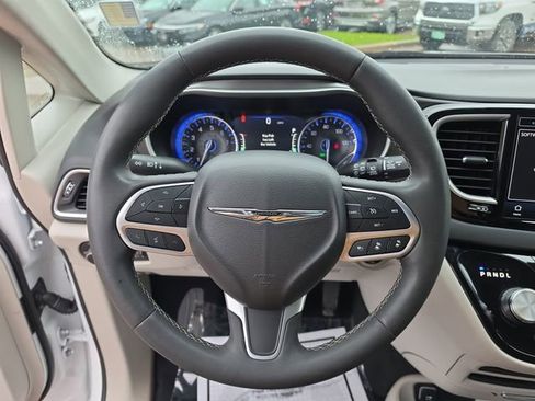 Used 2024 Chrysler Pacifica Touring-L FWD image 16