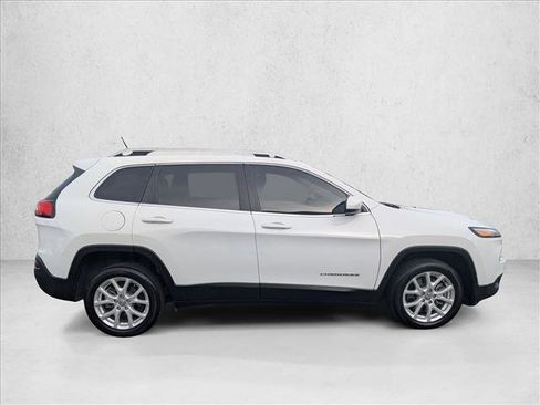 Used 2017 Jeep Cherokee Latitude w/ Comfort & Sound Group FWD image 4