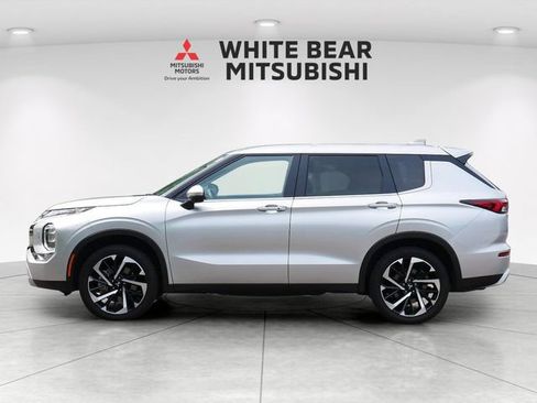 Used 2024 Mitsubishi Outlander SE AWD/4WD image 3