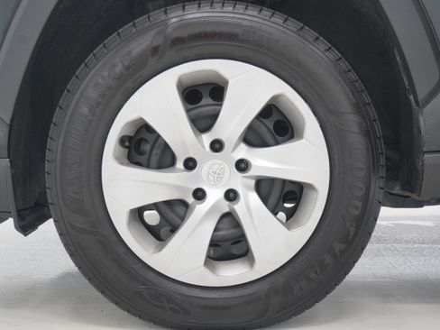 Used 2021 Toyota RAV4 LE FWD image 26