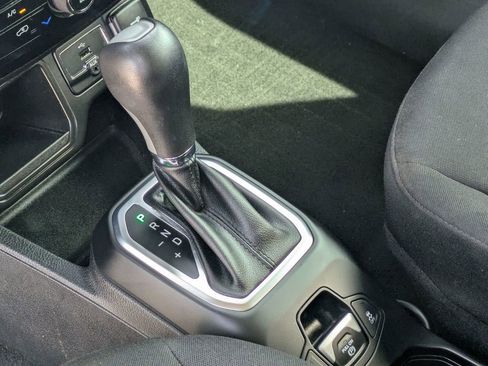 Used 2019 Jeep Renegade Latitude image 18