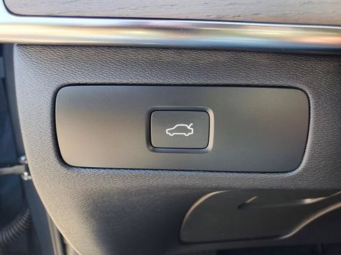 Certified 2025 Volvo XC90 B6 Plus AWD/4WD image 18