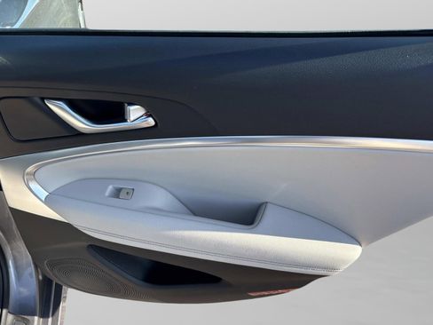 Used 2025 Genesis G70 2.5T image 29