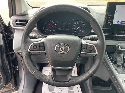 Used 2025 Toyota Sienna XLE image 14