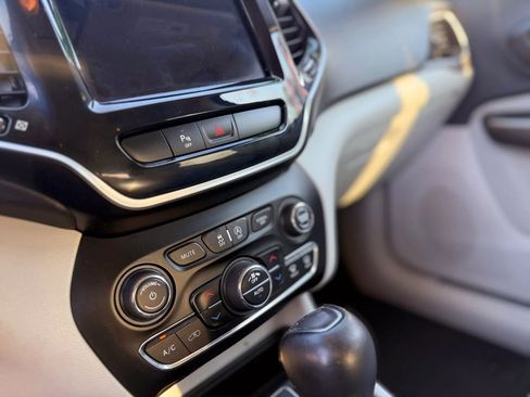 Used 2019 Jeep Cherokee Limited FWD image 32