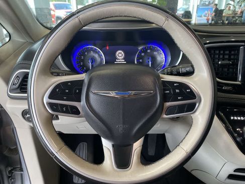 Used 2018 Chrysler Pacifica Limited FWD image 17