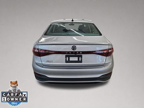 Used 2025 Volkswagen Jetta SE FWD image 4