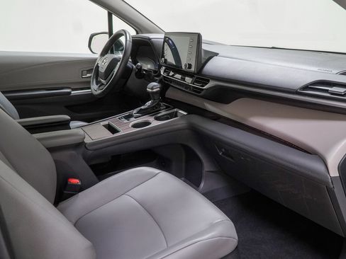 Used 2022 Toyota Sienna XLE AWD/4WD image 38