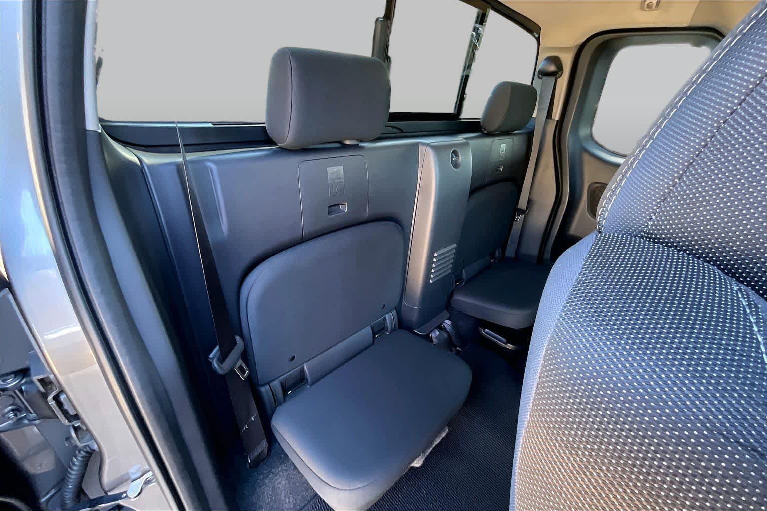 Used 2025 Nissan Frontier SV RWD image 18