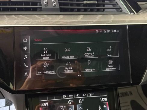 Used 2022 Audi e-tron Premium Plus w/ Premium Plus Package AWD/4WD image 36