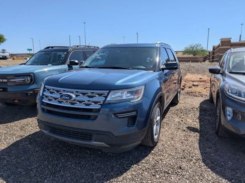 Used 2018 Ford Explorer XLT FWD image 2