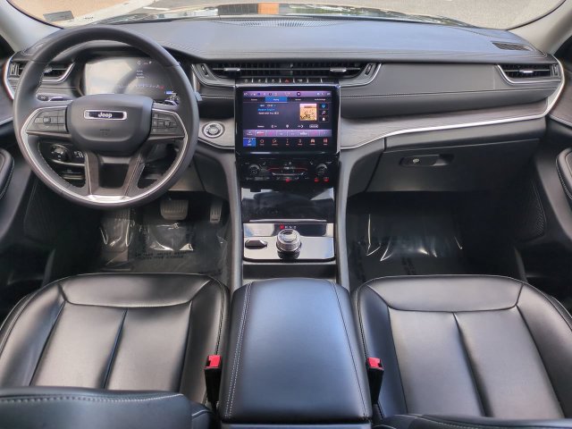 Used 2023 Jeep Grand Cherokee Limited w/ Black Appearance Package AWD/4WD image 15