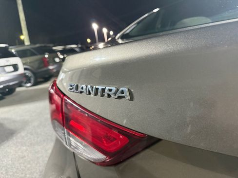 Used 2014 Hyundai Elantra SE image 8