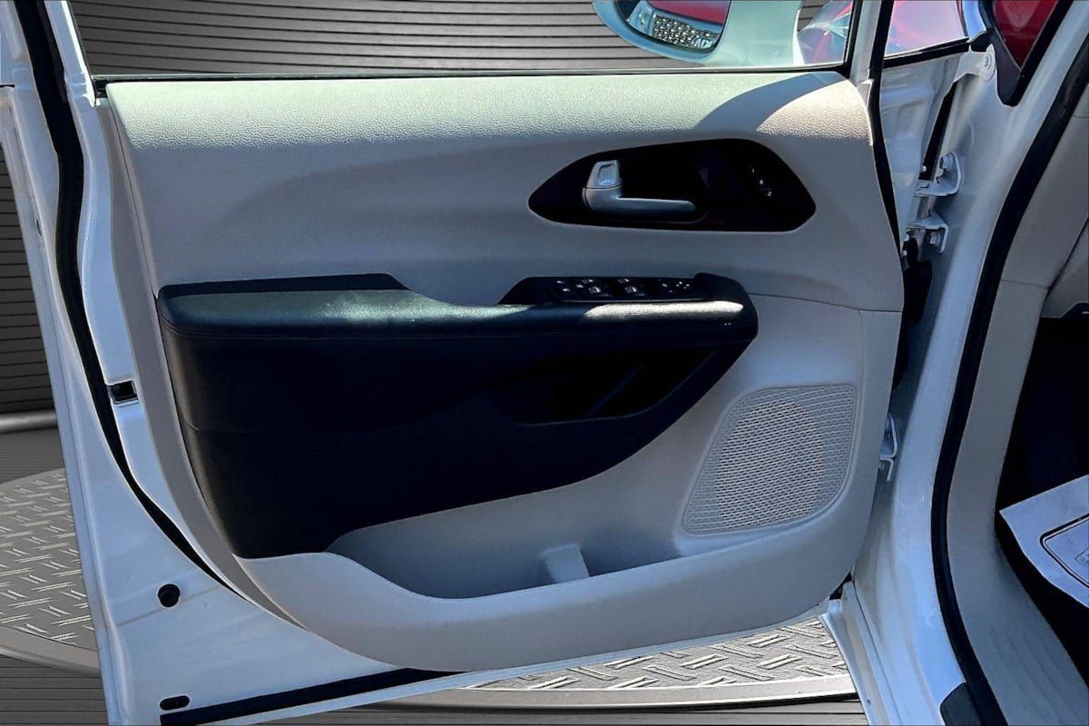 Used 2017 Chrysler Pacifica Limited w/ UConnect Theater Package FWD image 19
