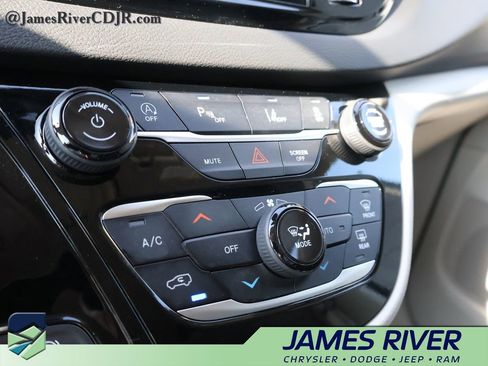 Used 2024 Chrysler Pacifica Touring-L FWD image 37
