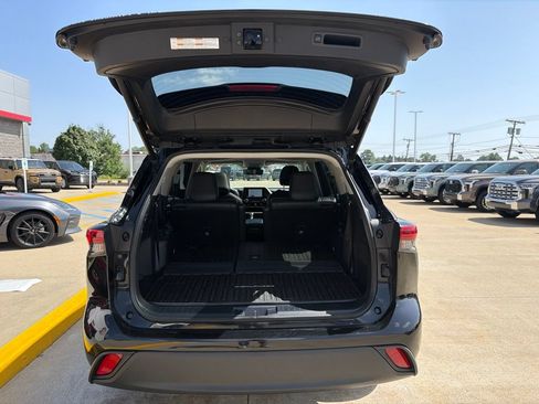 Used 2023 Toyota Highlander XLE AWD/4WD image 8