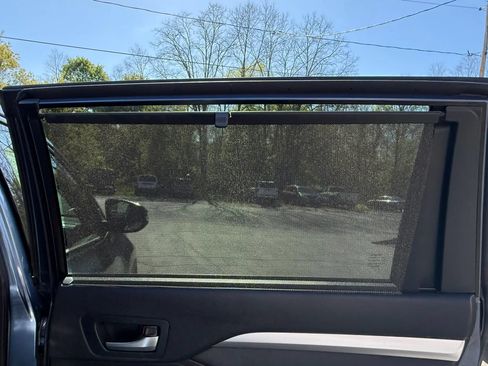 Used 2016 Toyota Highlander XLE AWD/4WD image 30