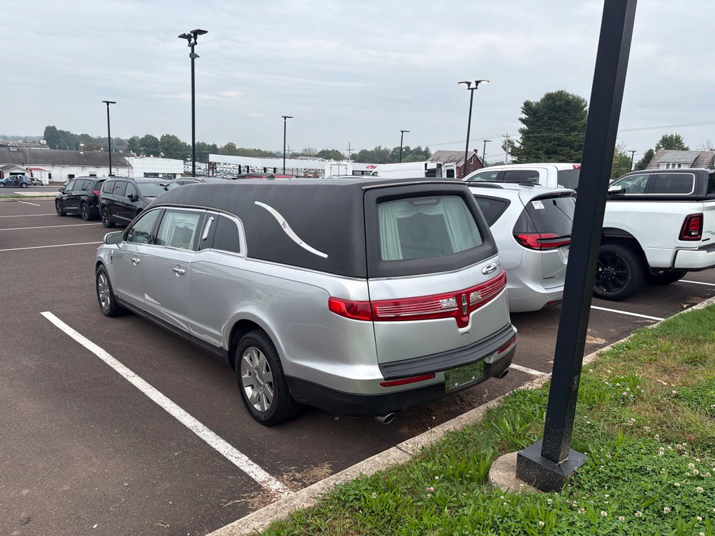 Used 2013 Lincoln MKT AWD image 3