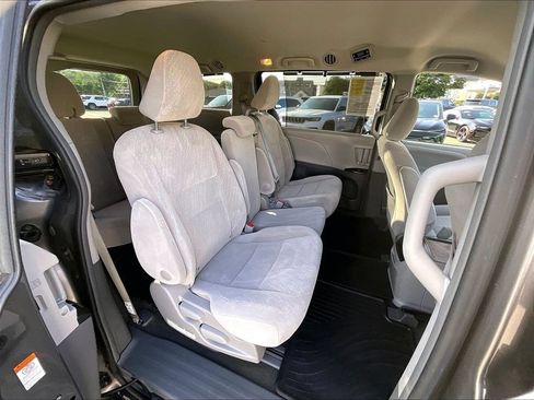Used 2017 Toyota Sienna LE w/ Outdoor Package FWD image 16