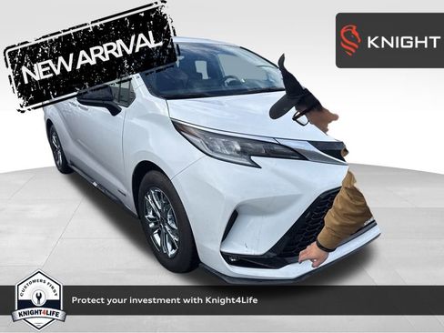 Used 2021 Toyota Sienna XSE w/ XSE Plus Package image 1