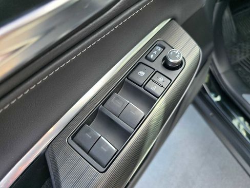 Used 2024 Toyota Venza Limited image 22