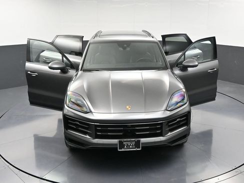 Certified 2025 Porsche Cayenne image 33