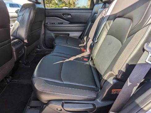 Used 2023 Nissan Pathfinder SL AWD/4WD image 18