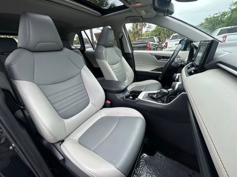 Used 2020 Toyota RAV4 XLE Premium FWD image 28
