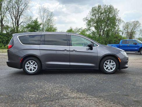 Used 2023 Chrysler Voyager LX FWD image 3