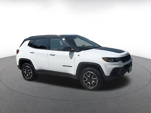Used 2025 Jeep Compass Trailhawk AWD/4WD image 2