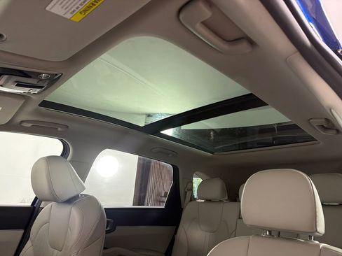 Used 2023 Kia Sorento S w/ Panoramic Sunroof Package FWD image 2