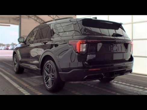 Used 2025 Ford Explorer ST-Line w/ ST-Line Street Pack AWD/4WD image 3