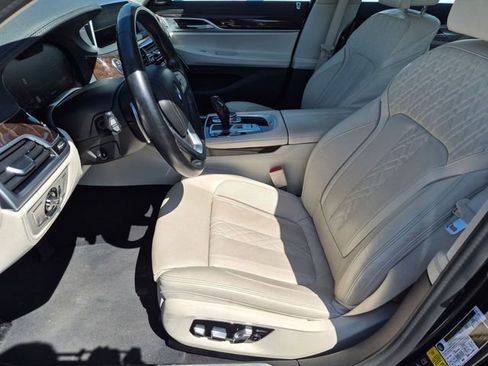 Used 2021 BMW 750i xDrive w/ Luxury Rear Seating Package AWD/4WD image 9