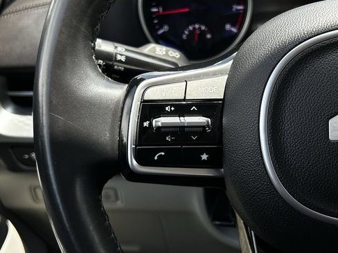 Used 2023 Kia Carnival LX FWD image 14